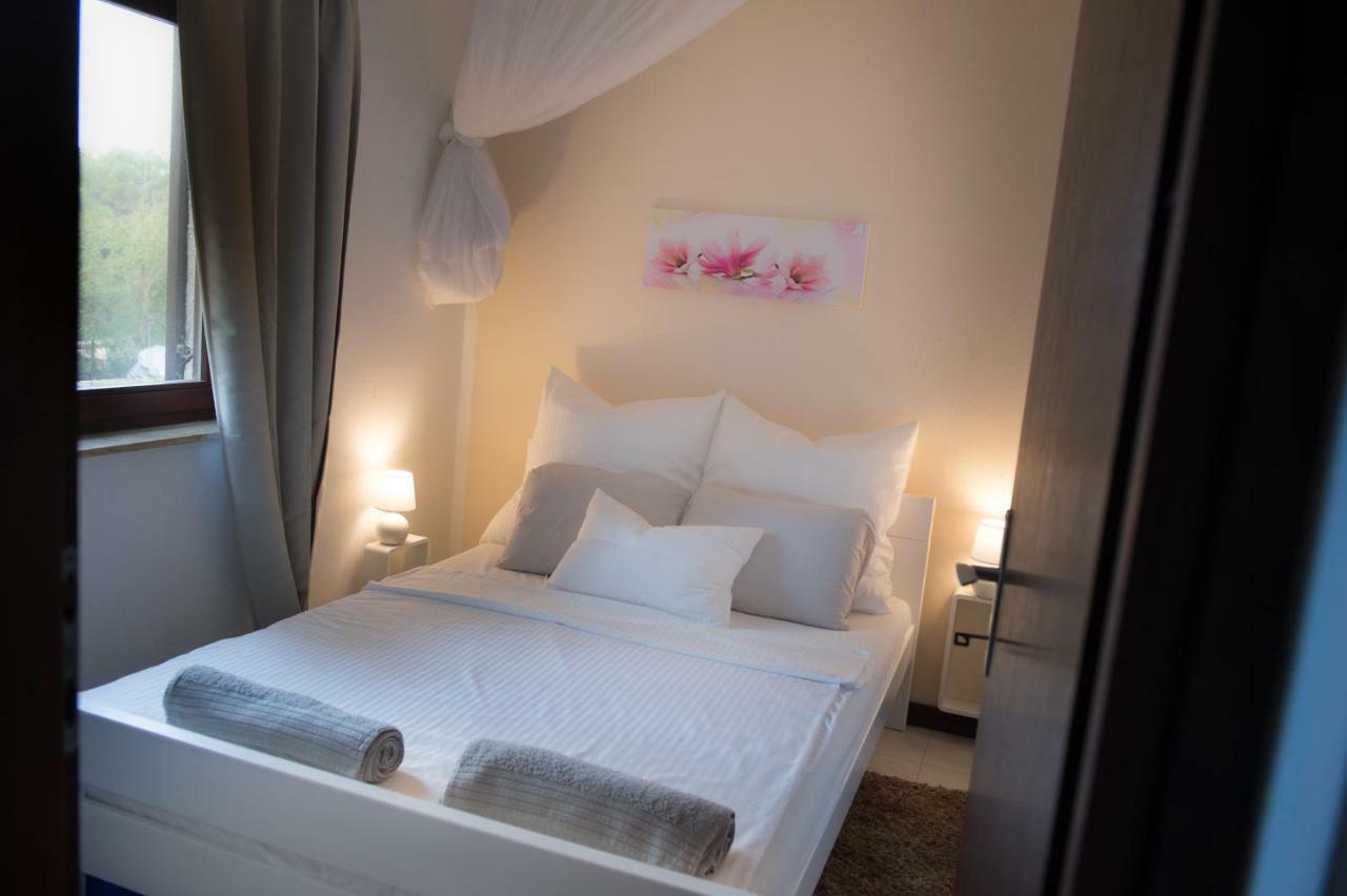 Apartmen Relax 200 M T Beach Apartment Rovinj Bagian luar foto