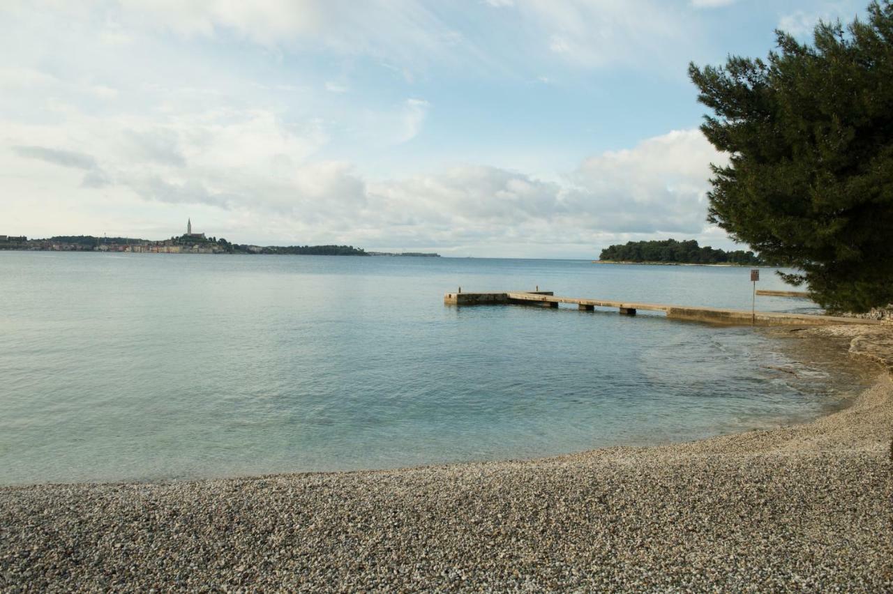Apartmen Relax 200 M T Beach Apartment Rovinj Bagian luar foto