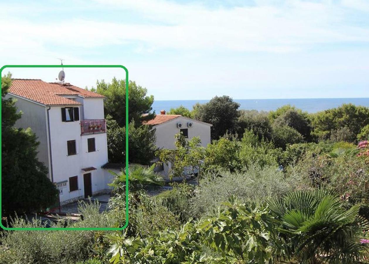 Apartmen Relax 200 M T Beach Apartment Rovinj Bagian luar foto