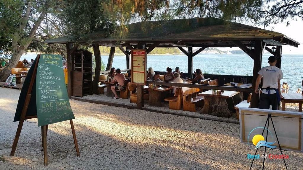 Apartmen Relax 200 M T Beach Apartment Rovinj Bagian luar foto
