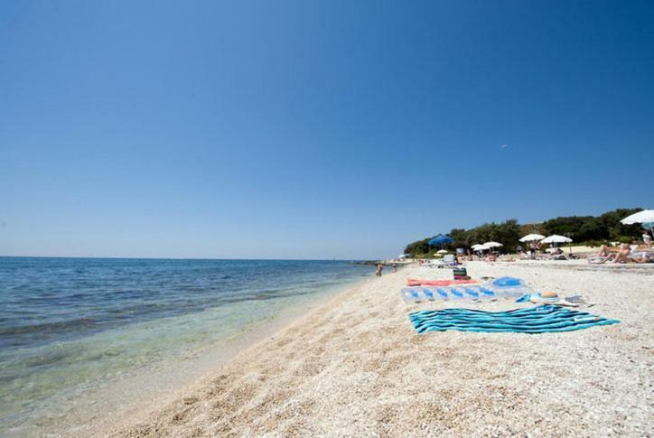 Apartmen Relax 200 M T Beach Apartment Rovinj Bagian luar foto