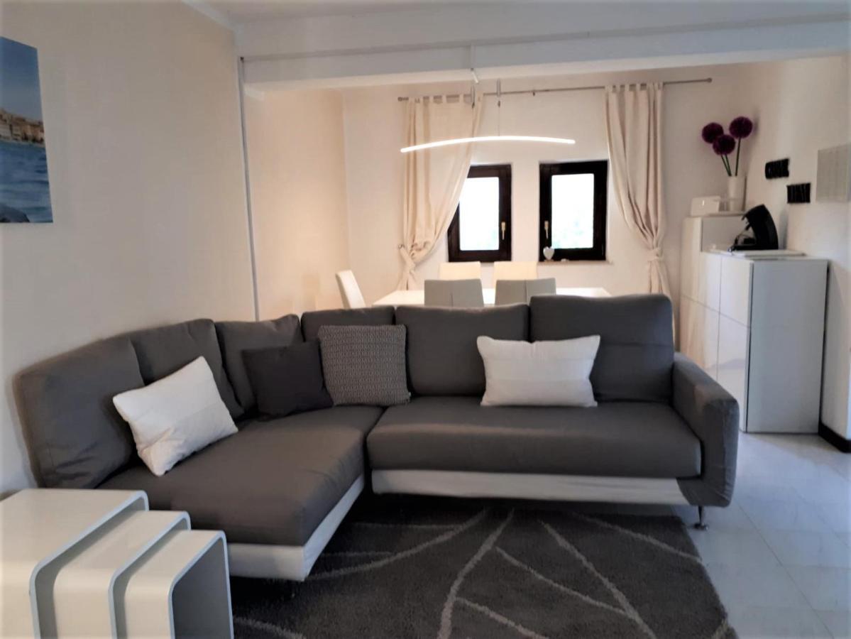 Apartmen Relax 200 M T Beach Apartment Rovinj Bagian luar foto