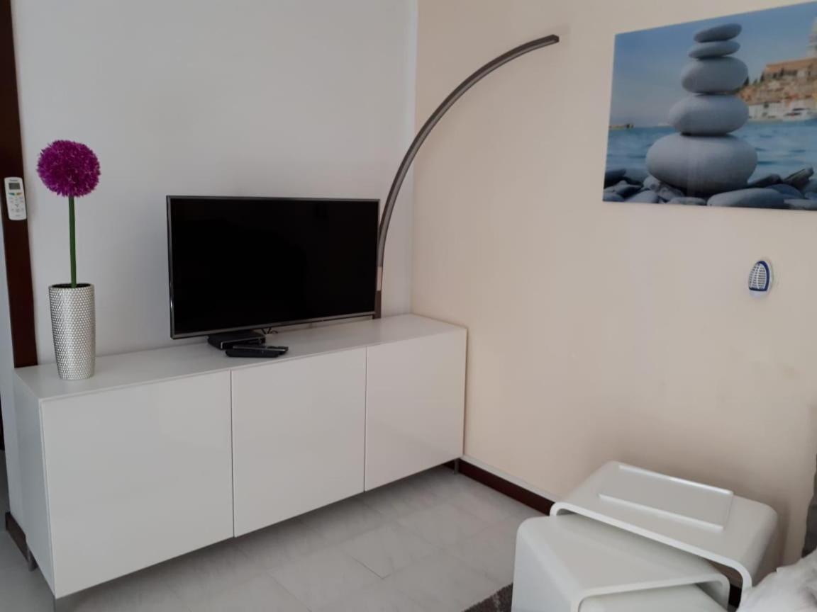 Apartmen Relax 200 M T Beach Apartment Rovinj Bagian luar foto