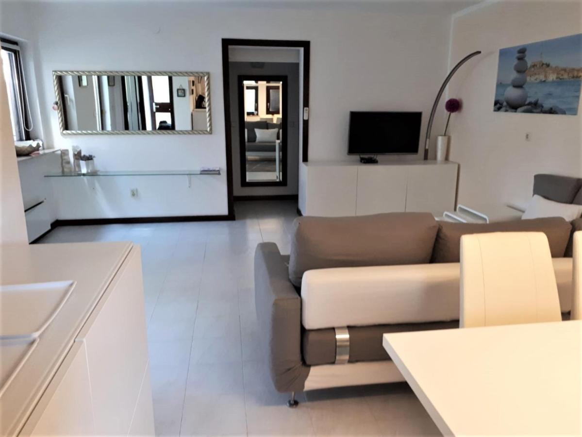Apartmen Relax 200 M T Beach Apartment Rovinj Bagian luar foto